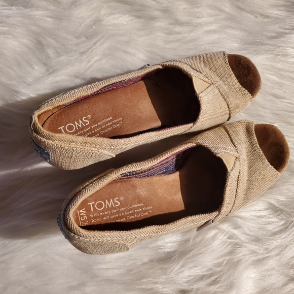 TOMS classic wedge pump Size 5 1/2 - Picture 2 of 4